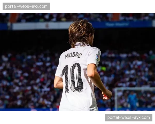 特写：38岁的莫德里奇在终场前完成一次关键的中场拦截，喘着粗气指挥队友