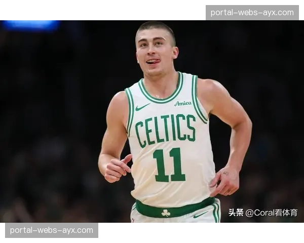 场边暂停期间，凯尔特人吉祥物“幸运”的扣篮表演点燃全场